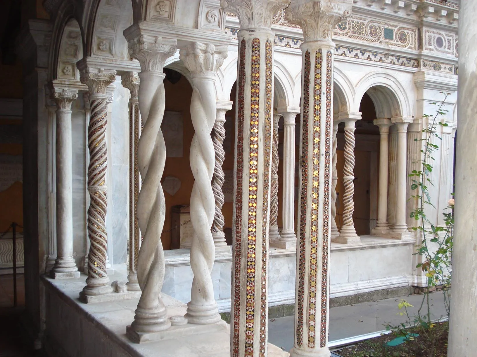 Витые колонны из мрамора с мозаичным декором