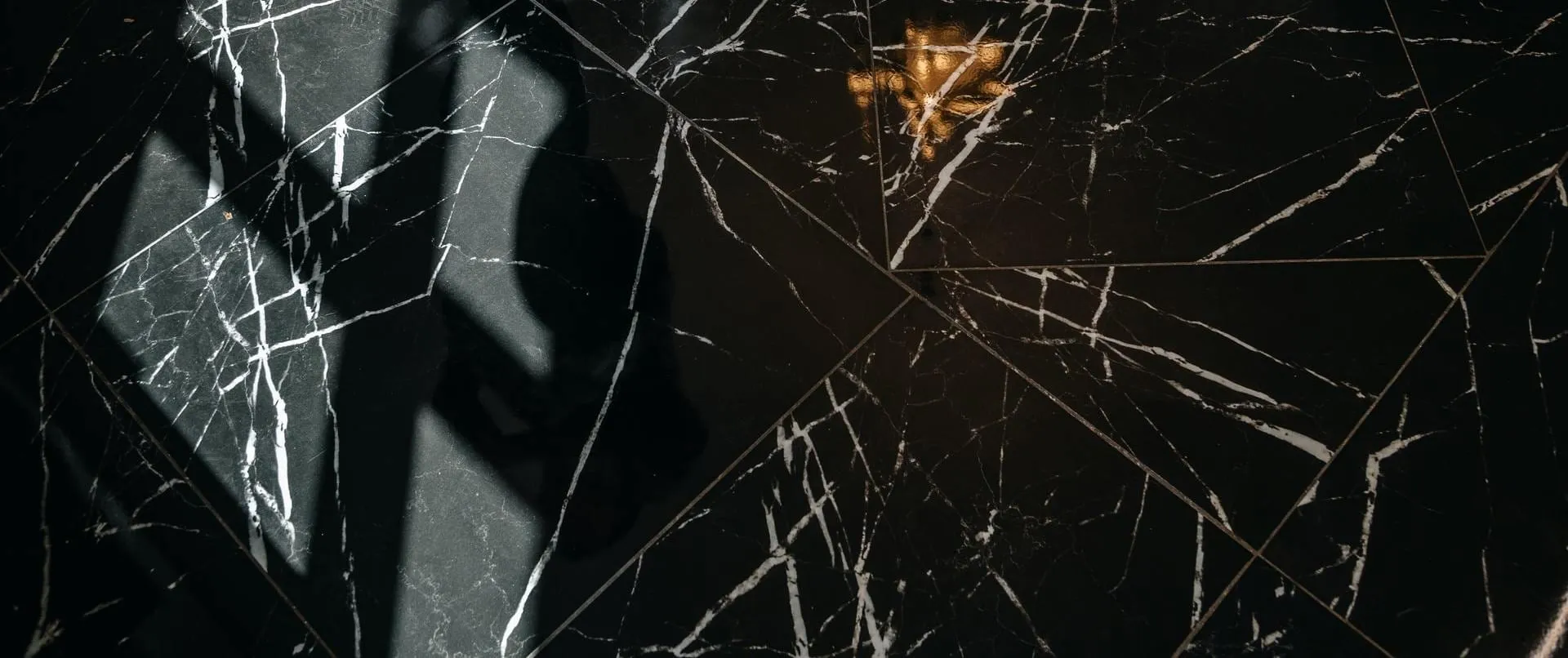 Чёрный мрамор Nero Marquina с белыми прожилками