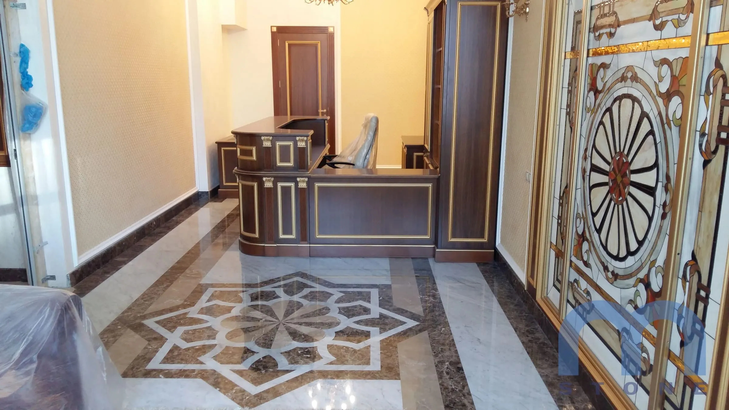 Ресепшн с мраморным медальоном на полу