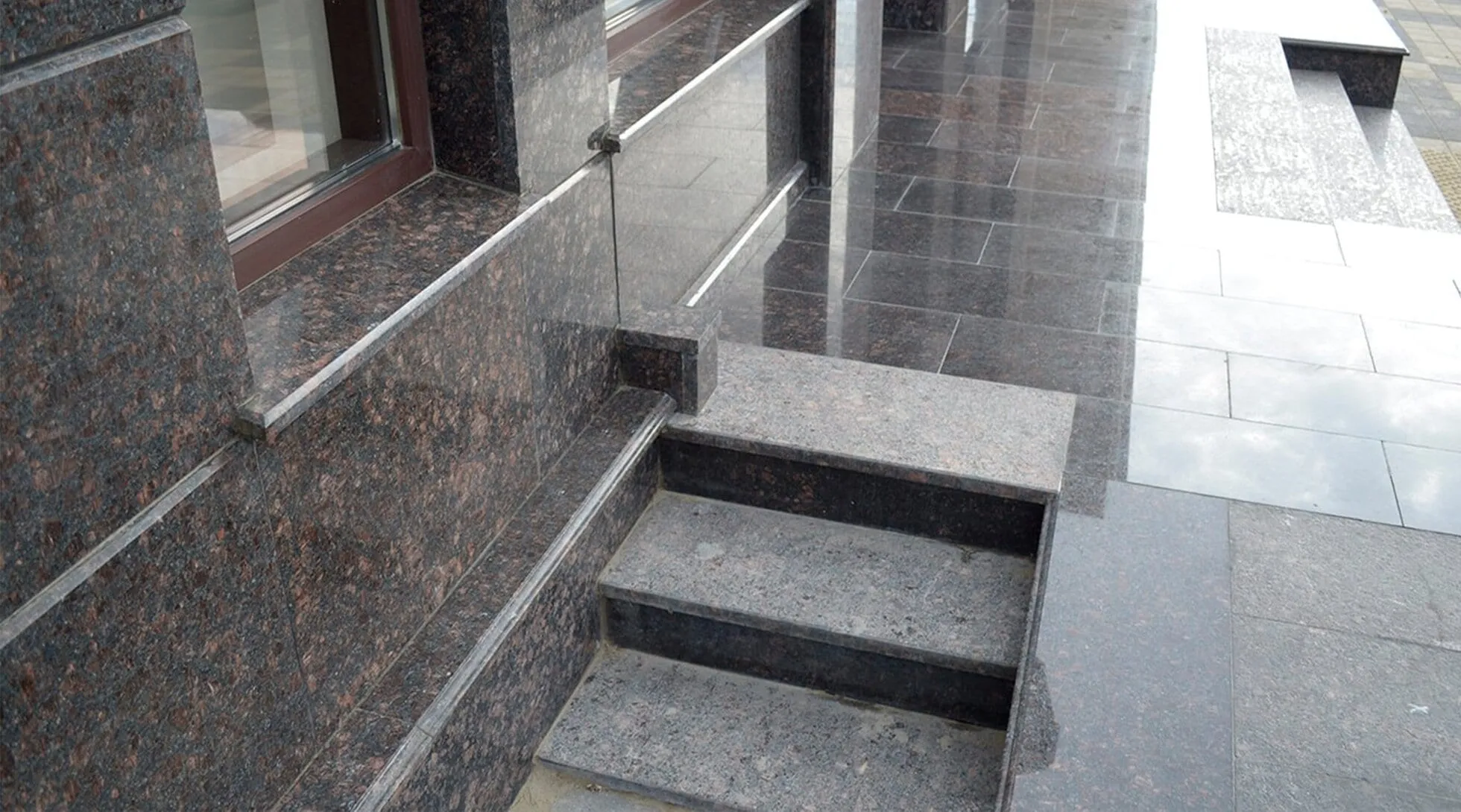 Гранитные ступени с полированной кромкой