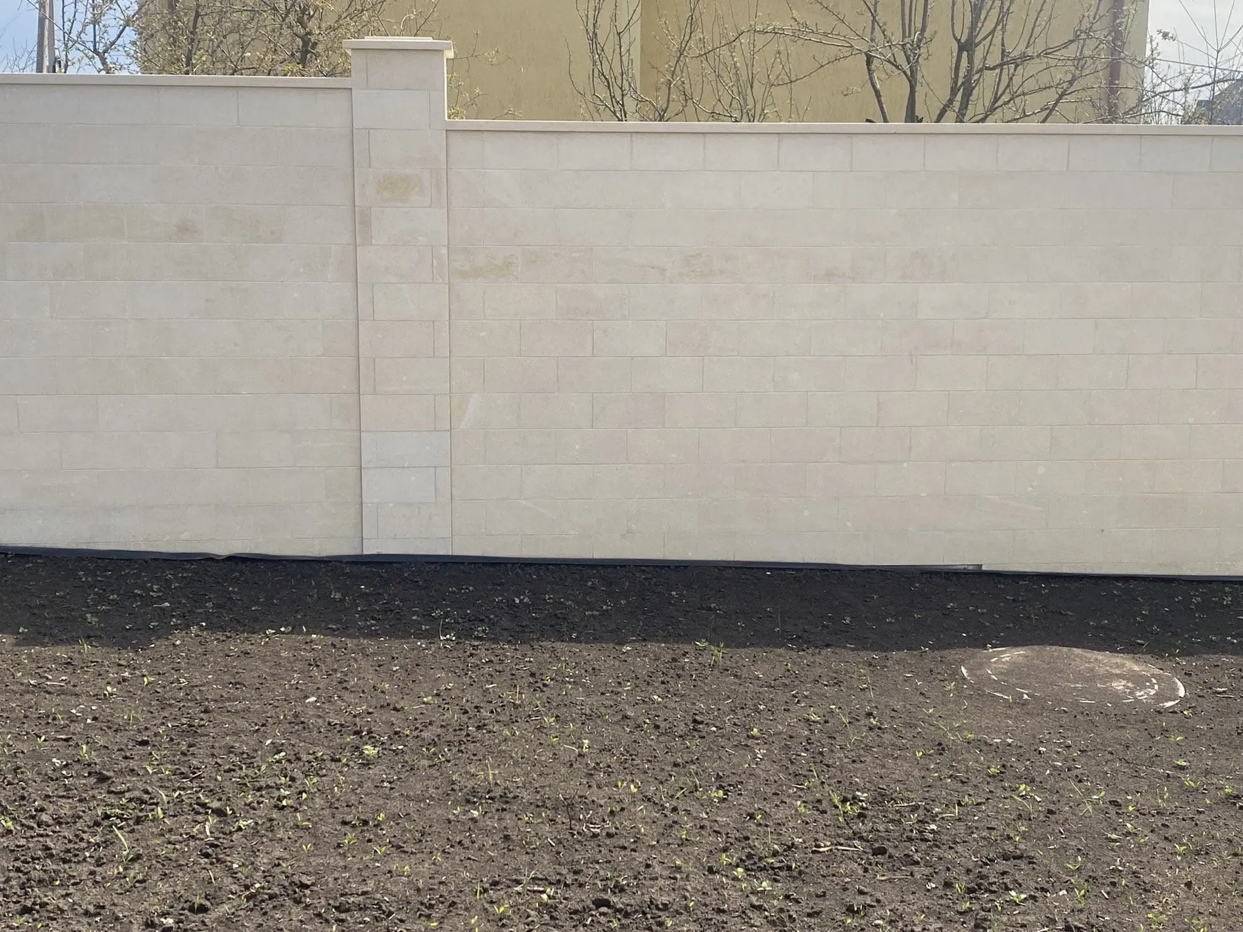 Облицовка забора известняком
