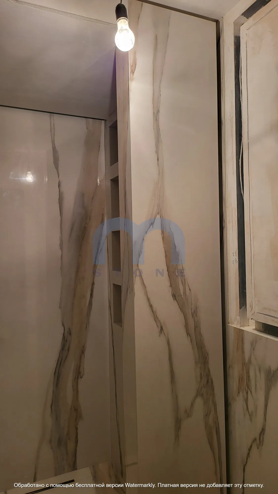 Стіна душової з однієї плити